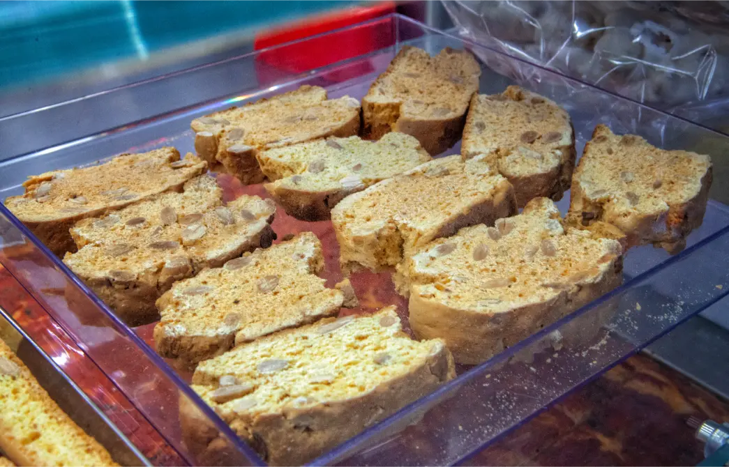 Biscotti artigianali assortiti del panificio di Potenza su vassoio