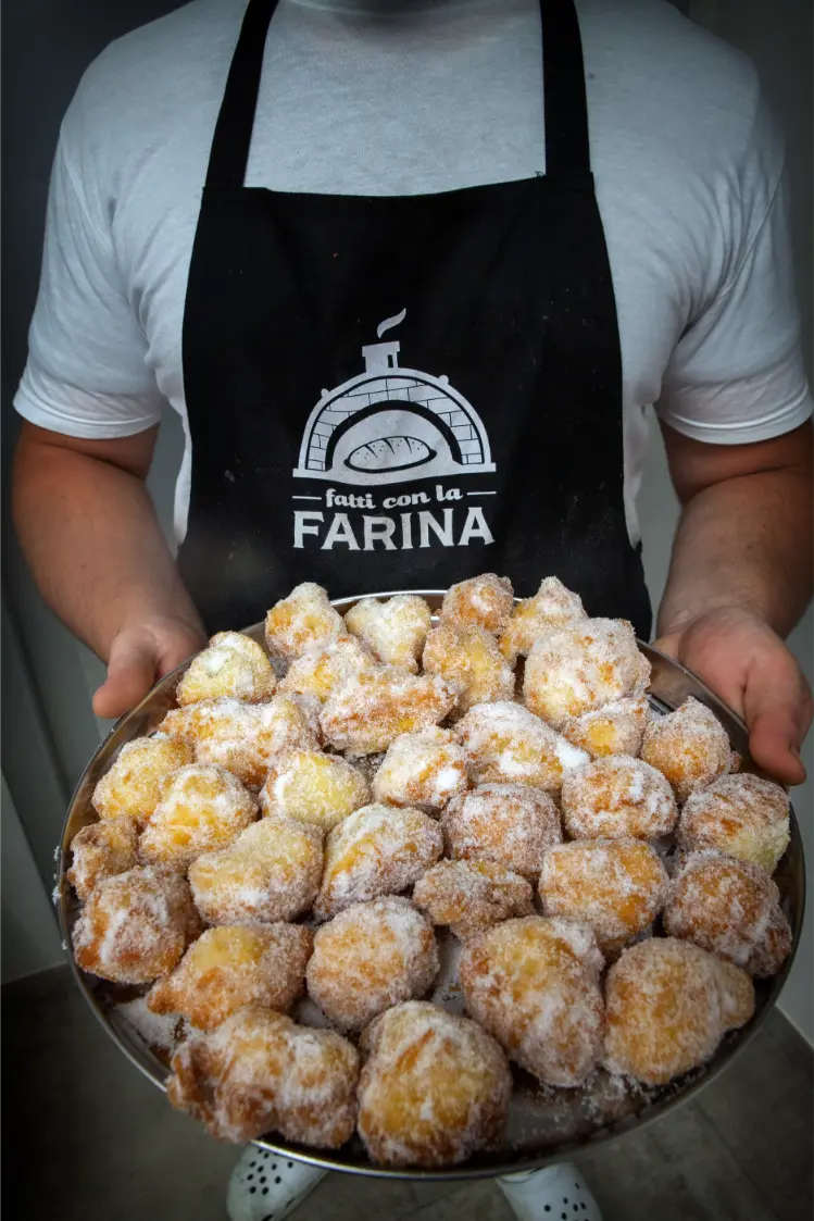 Dolci da forno della tradizione lucana preparati a Potenza su vassoio
