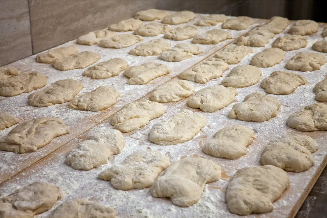 Pani in lievitazione pronti per il forno a legna a Potenza